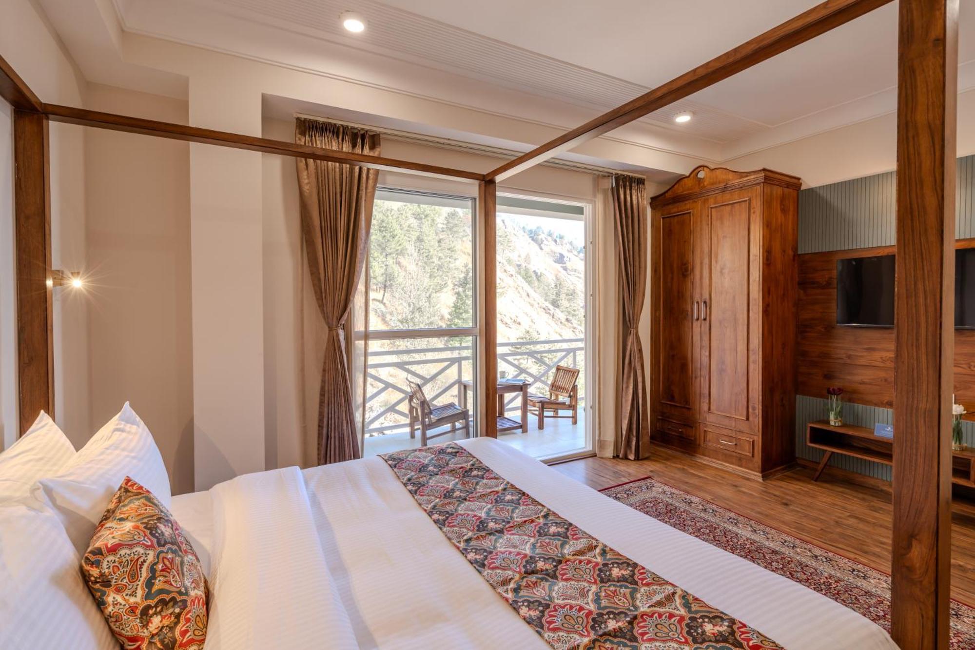 Saffronstays Alpine Blue-6 Bhk With Private Deck And Valley Views From Each Shimla