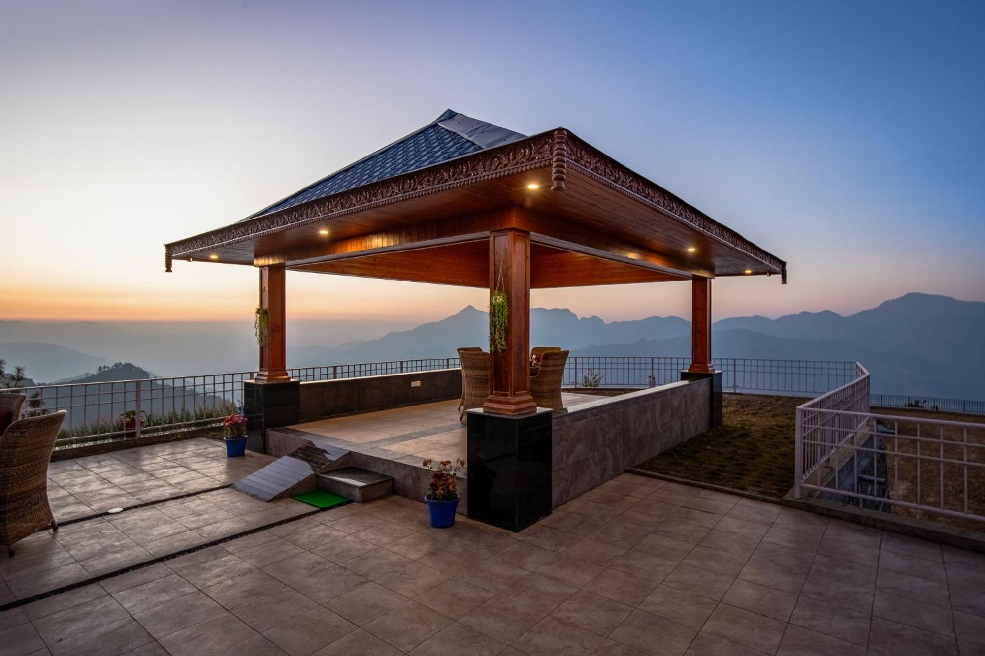 Alaya Lafu House Hearth With Hill Views *