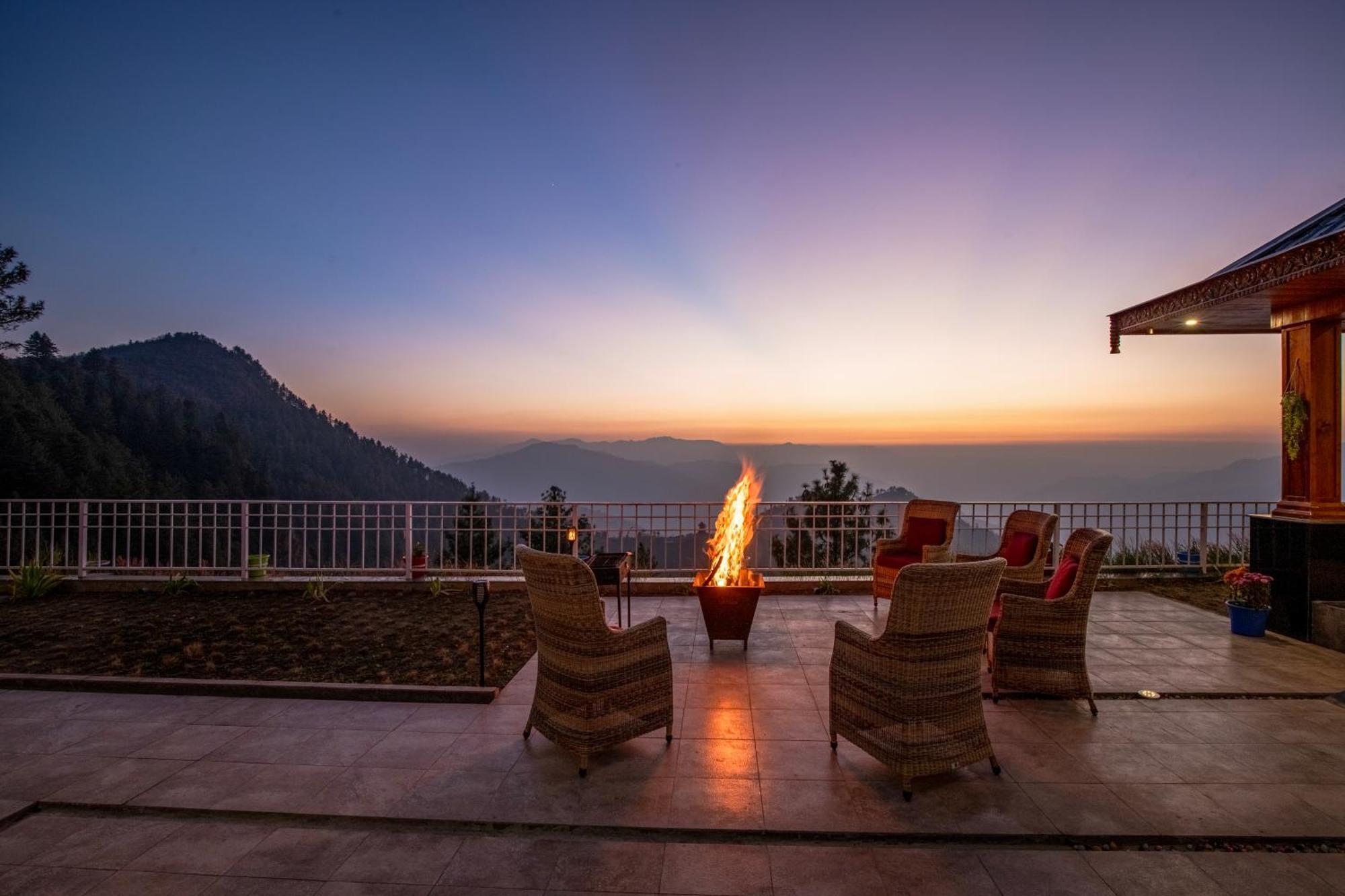 Alaya Lafu House Hearth With Hill Views *