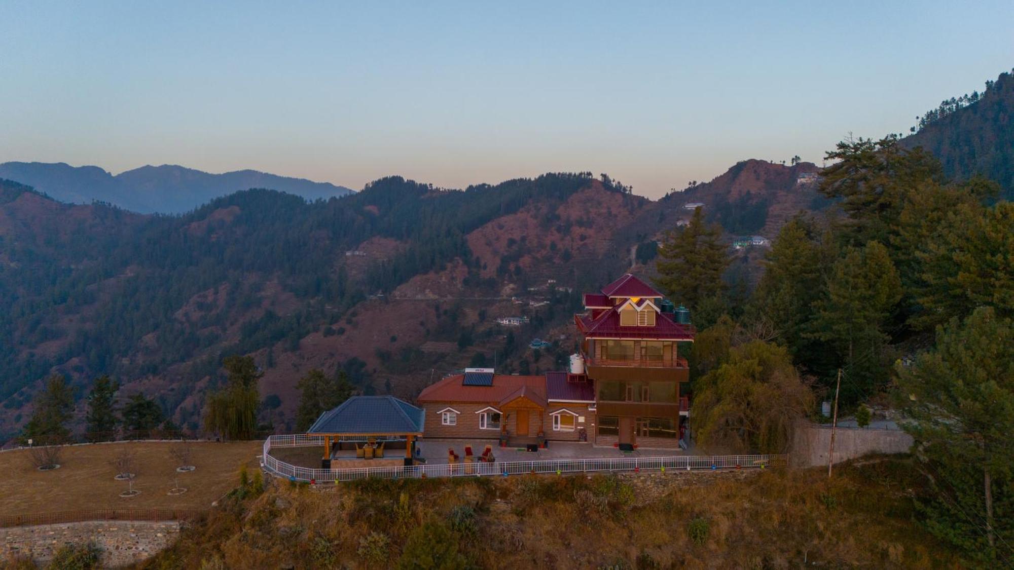 Alaya Lafu Woodscave With Attic & Hill Views Villa