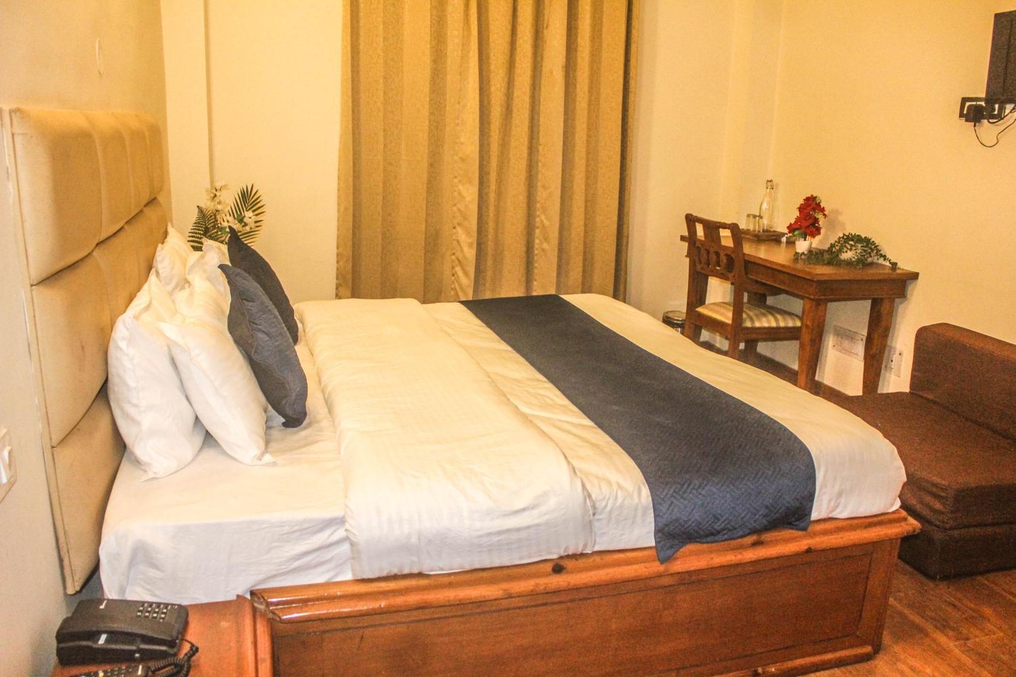 Hotel Deepwoods 2*