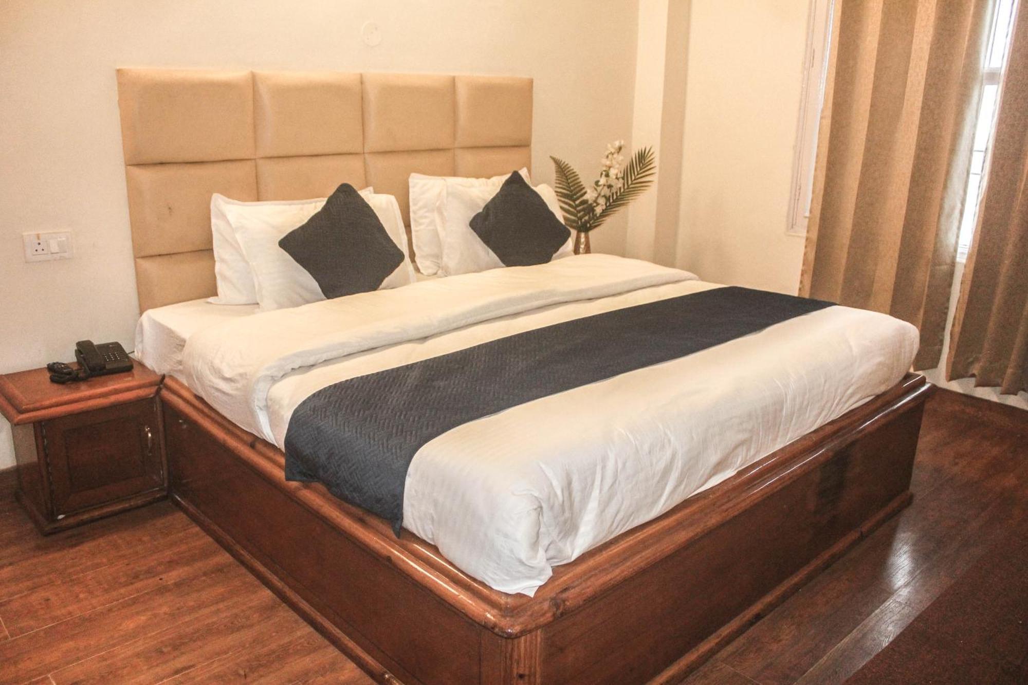 Hotel Deepwoods Shimla