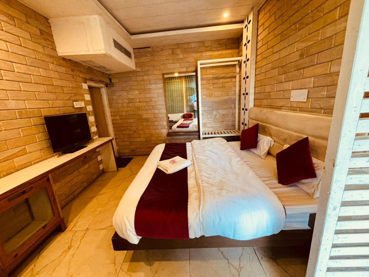 Guest house Ganga !! Near Mall Road !! Budget Friendly !! *