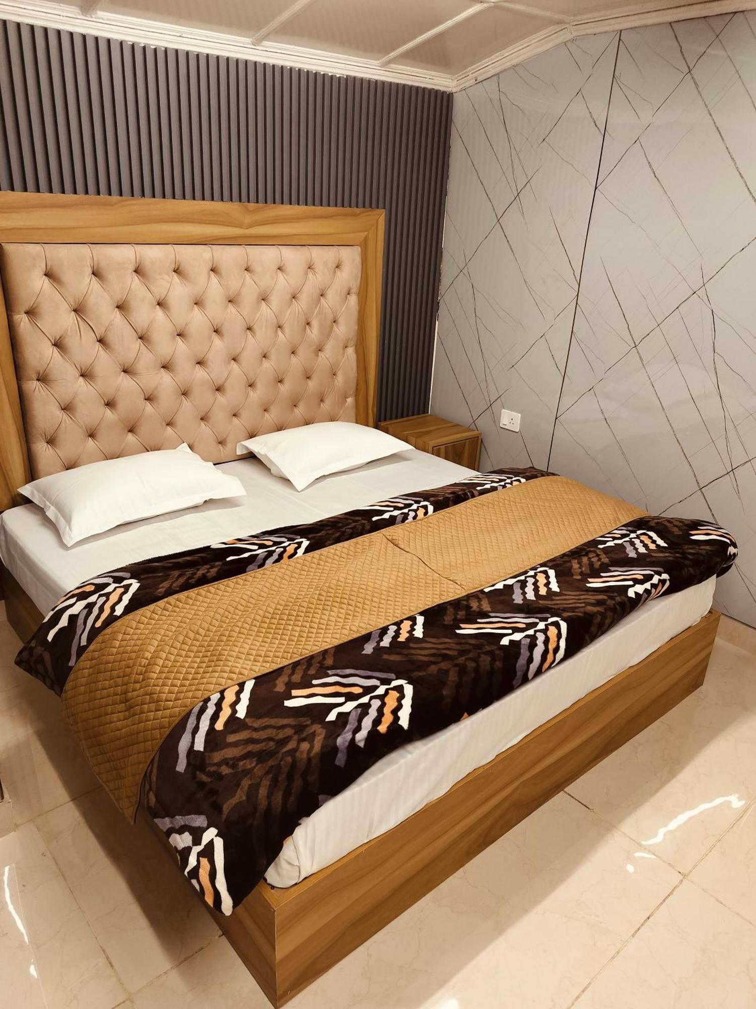 Madan Kunj Mall Road Bed & Breakfast *