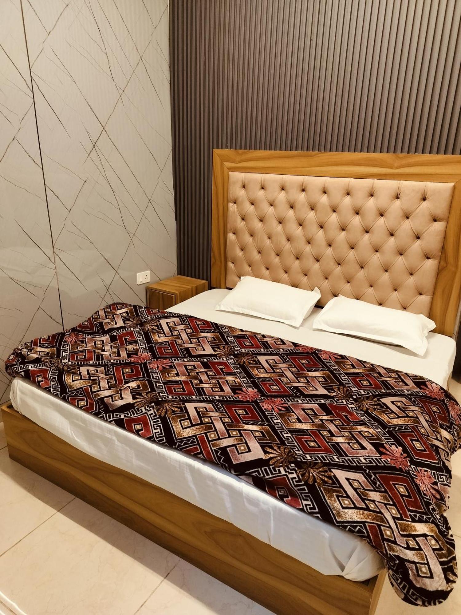 Madan Kunj Mall Road *