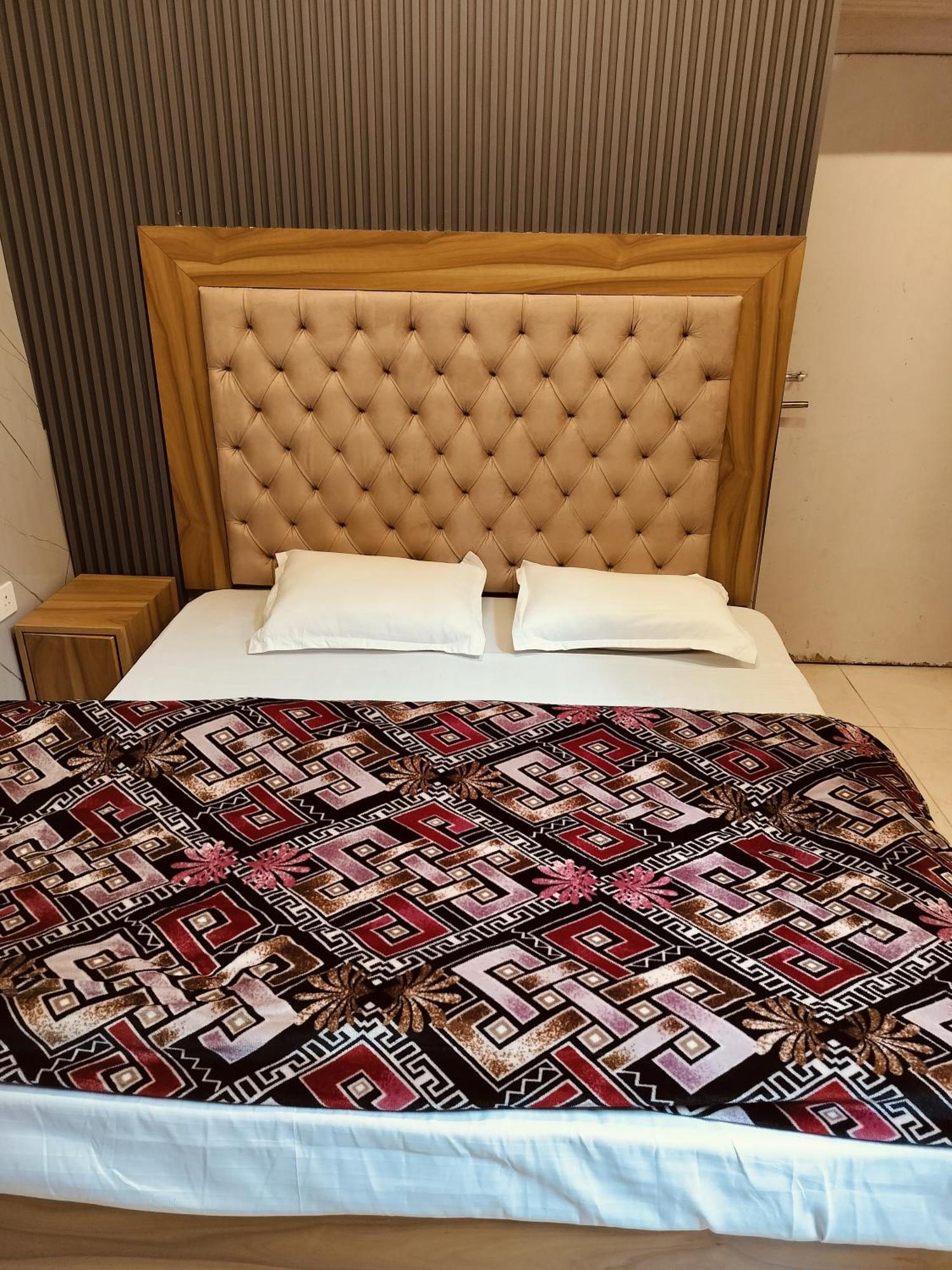 Madan Kunj Mall Road Bed & Breakfast Shimla