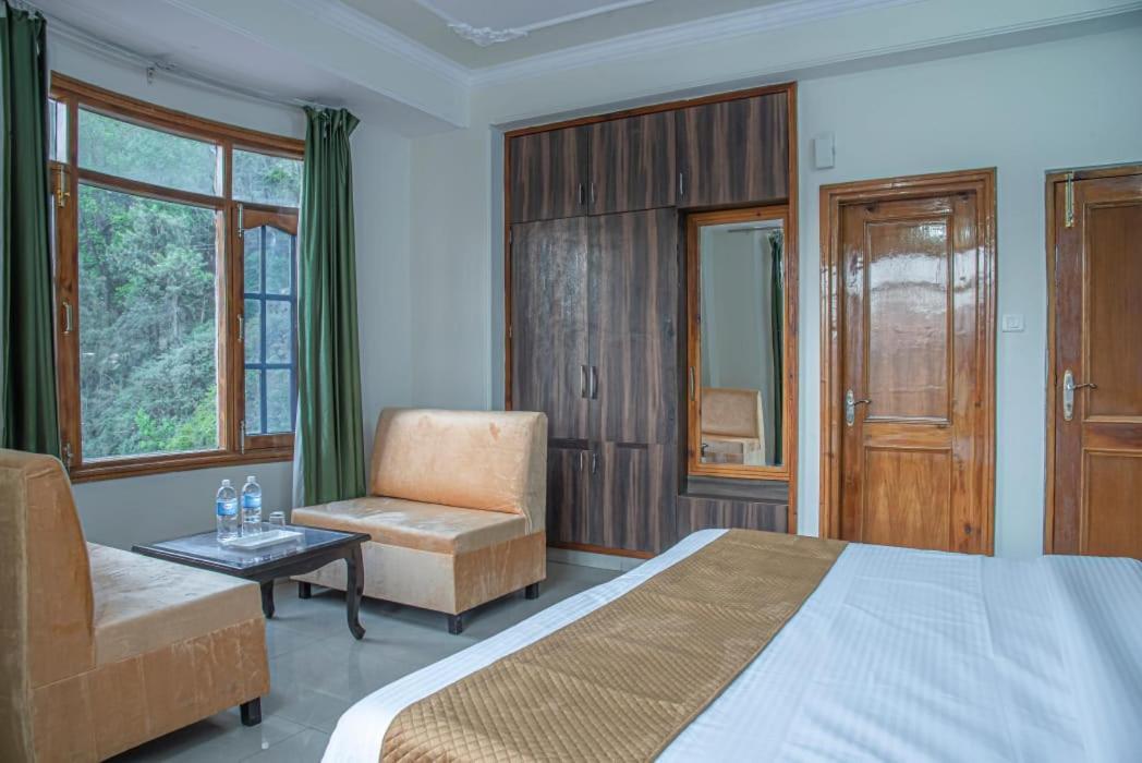 Alps Sunshine Regency !! Ample Private Parking Space ! Restaurant ! Located On Main Highway Hotel 4*