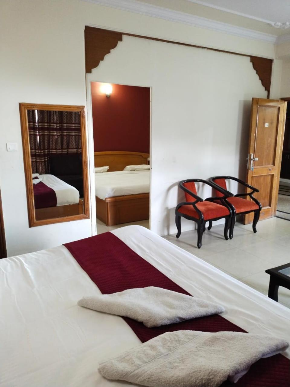Alps Sunshine Regency !! Ample Private Parking Space ! Restaurant ! Located On Main Highway Hotel 4*