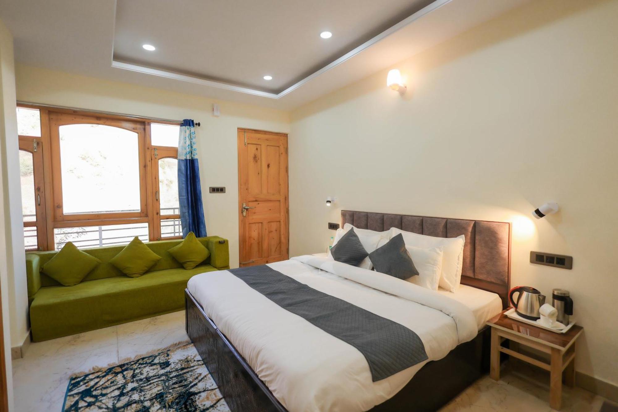 Mystic Hills Retreat Hotel *