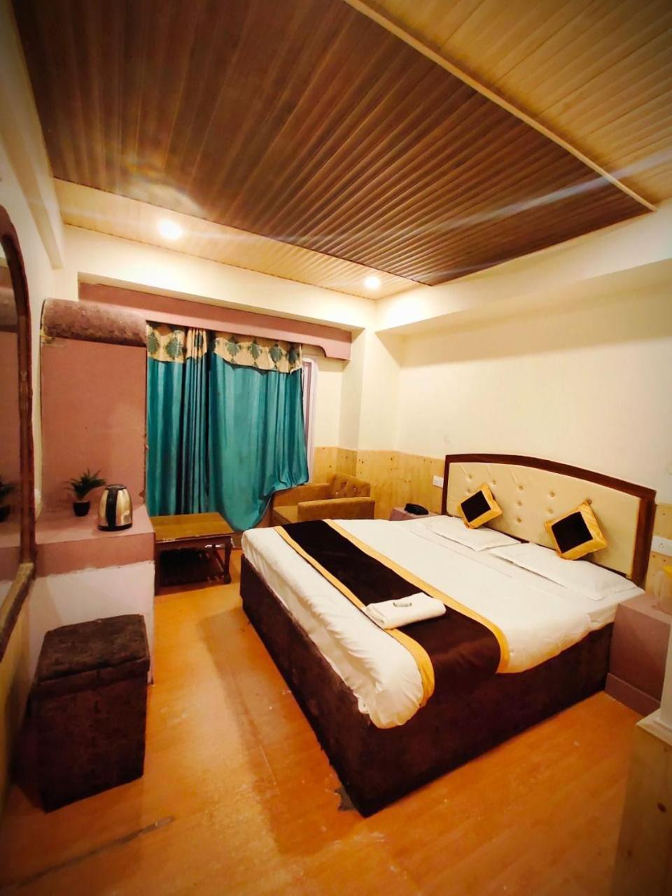 Hotel Shorya Regency Near Mall Road 2*
