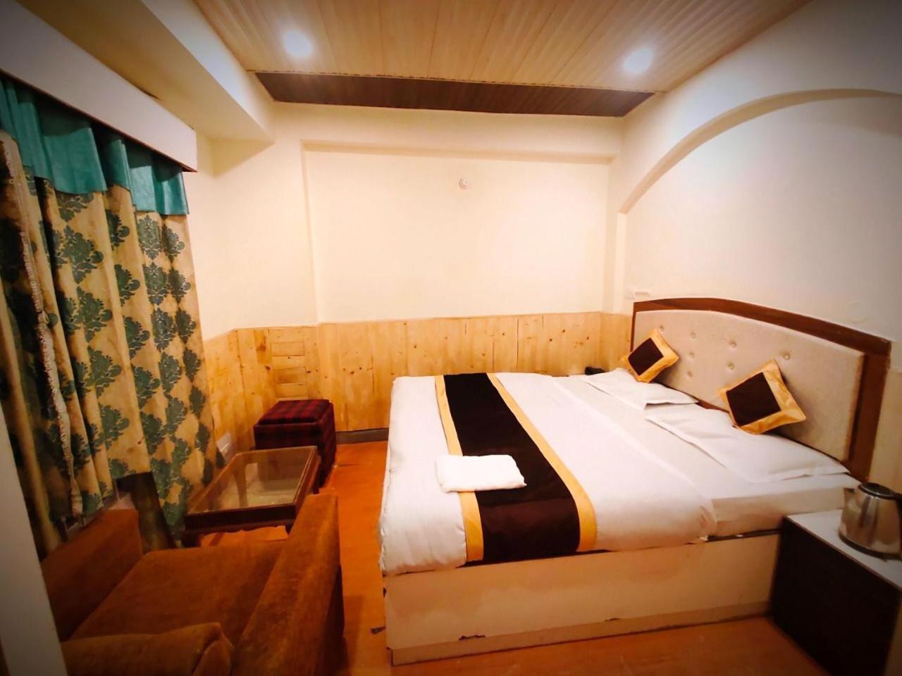 Shorya Regency Near Mall Road Hotel 2*