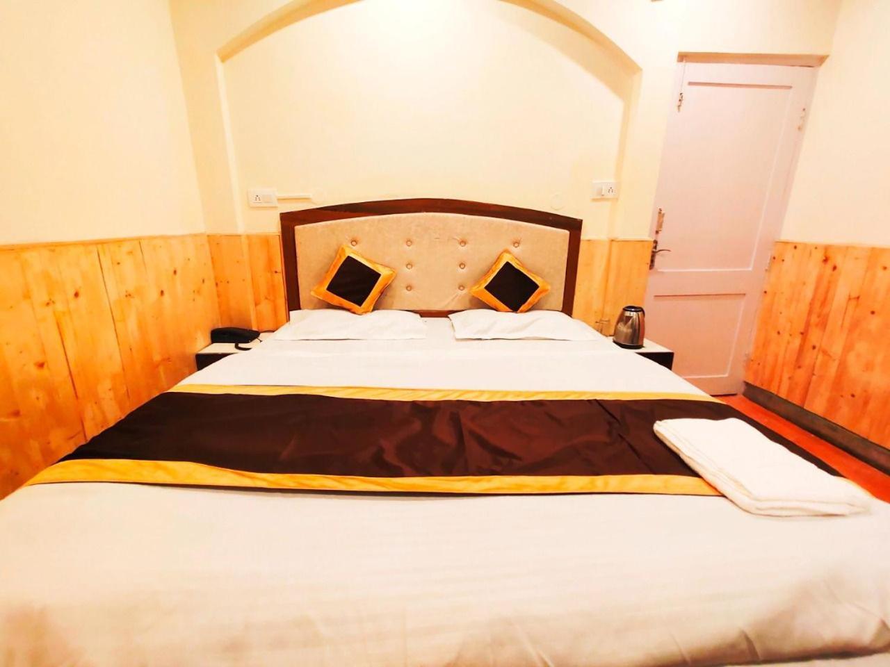 Hotel Shorya Regency Near Mall Road 2*