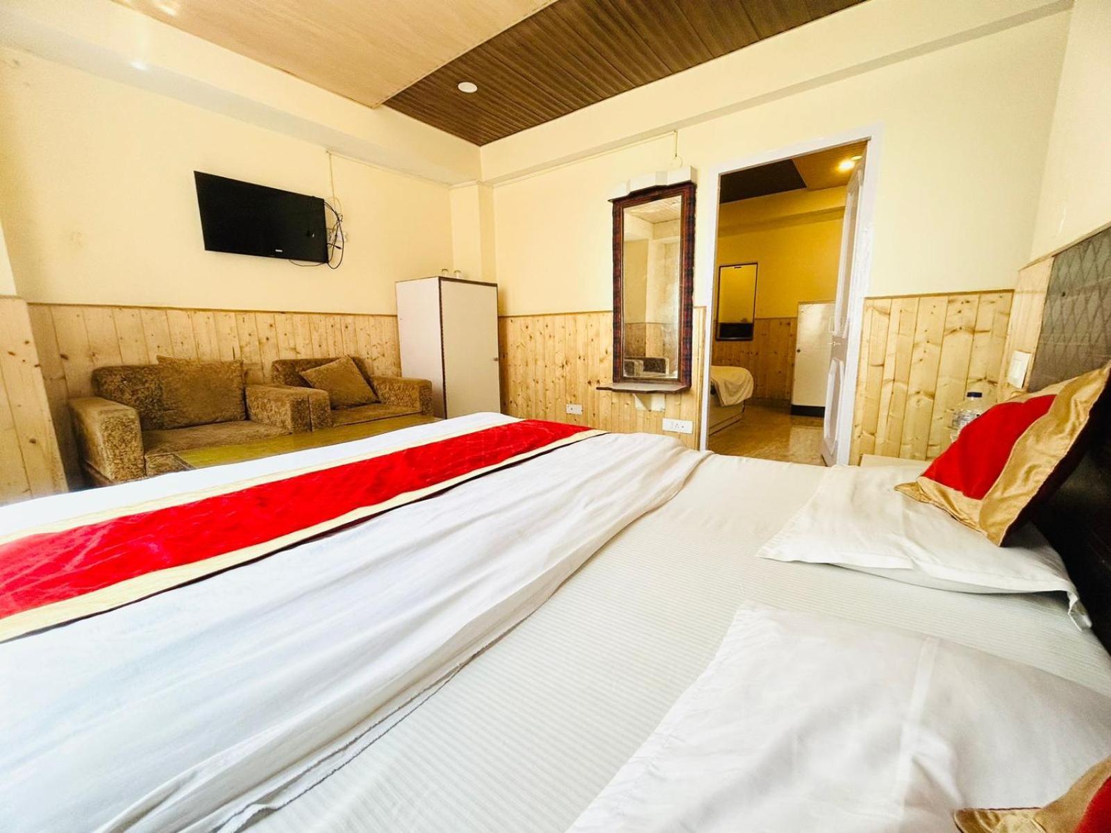 Shorya Regency Near Mall Road 2*