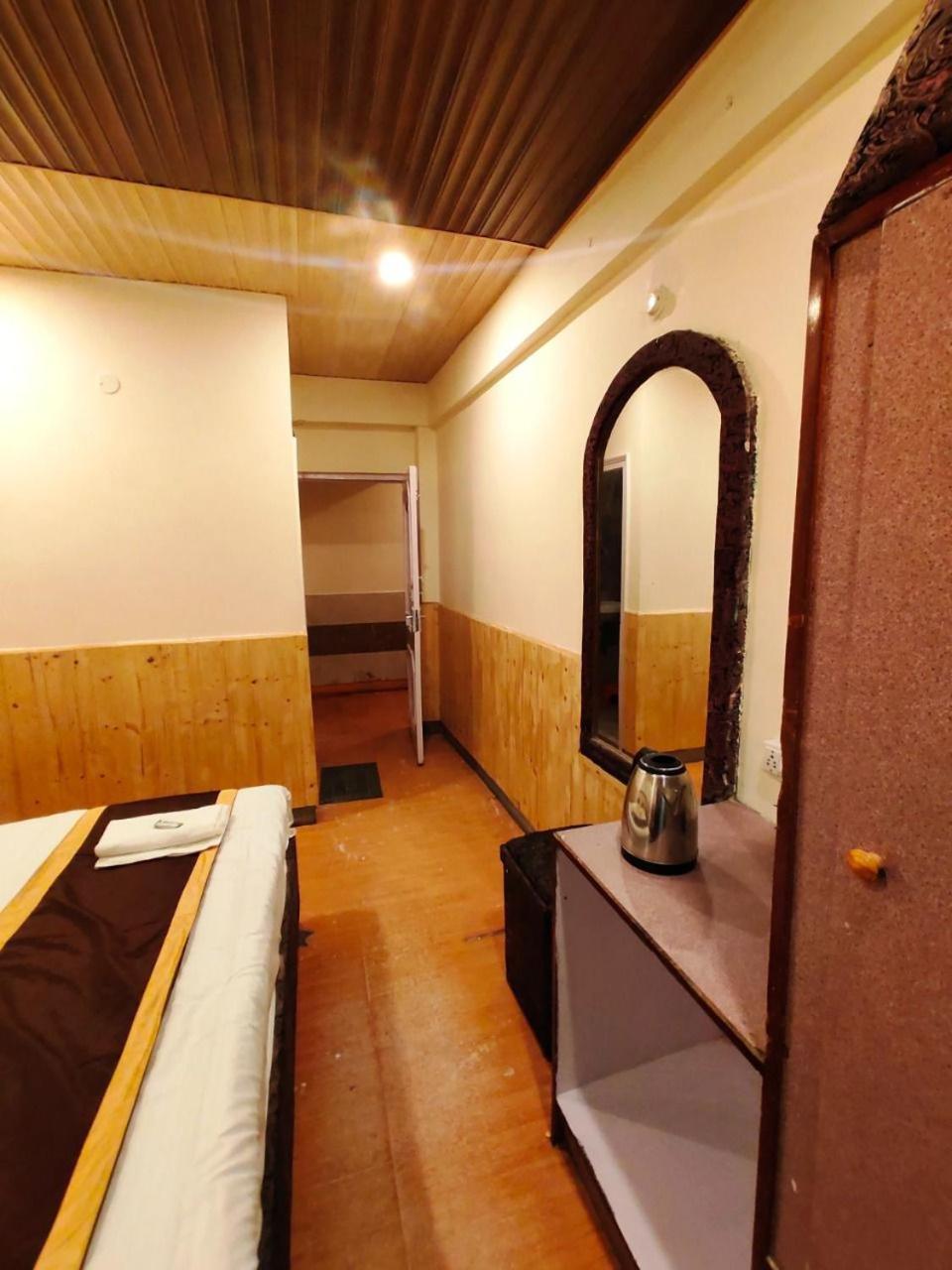 Shorya Regency Near Mall Road