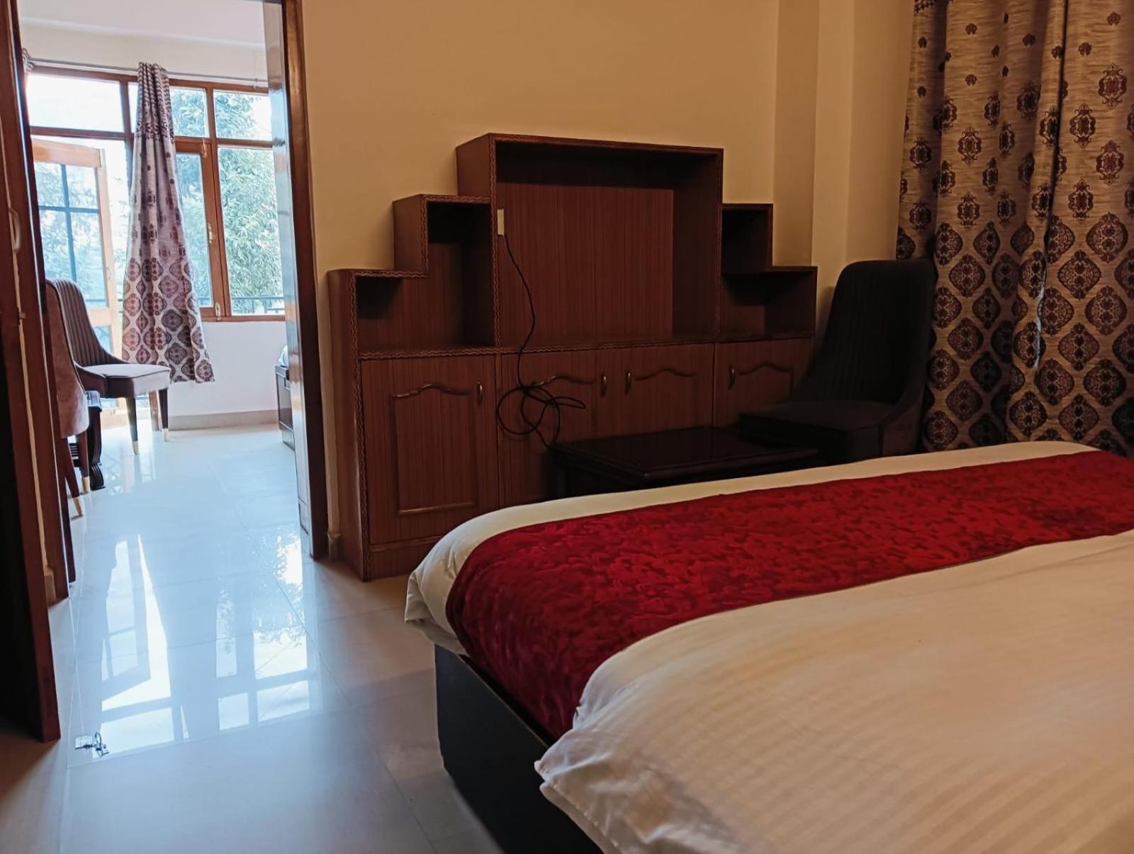 Hotel Aston Hills - Luxury Comfort !! Travellers Delight !! Budget Friendly !! Prime Location !! Guest Favourite Shimla