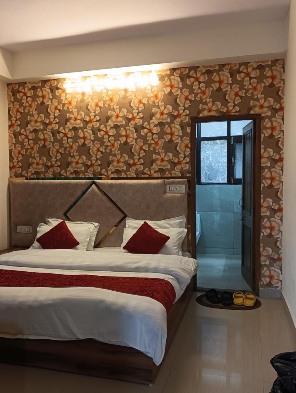 Aston Hills - Luxury Comfort !! Travellers Delight !! Budget Friendly !! Prime Location !! Guest Favourite 4* Shimla