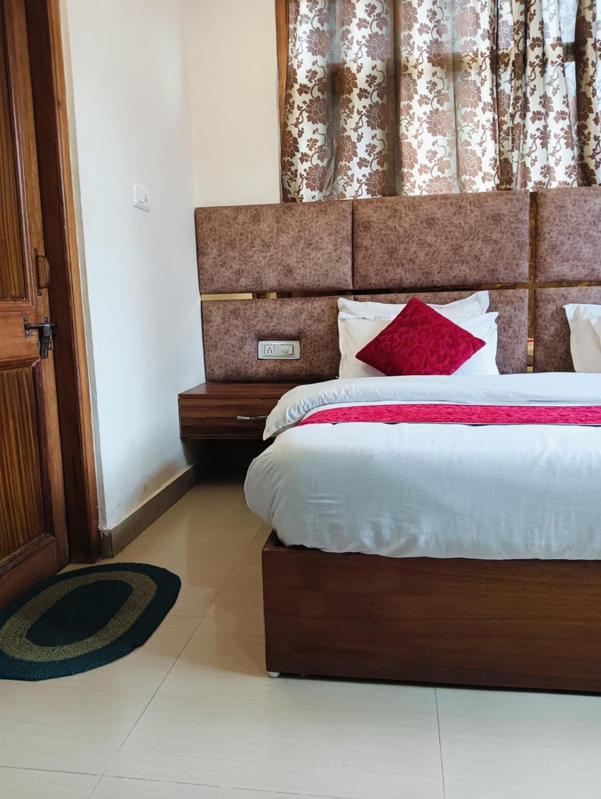Aston Hills - Luxury Comfort !! Travellers Delight !! Budget Friendly !! Prime Location !! Guest Favourite Hotel Shimla