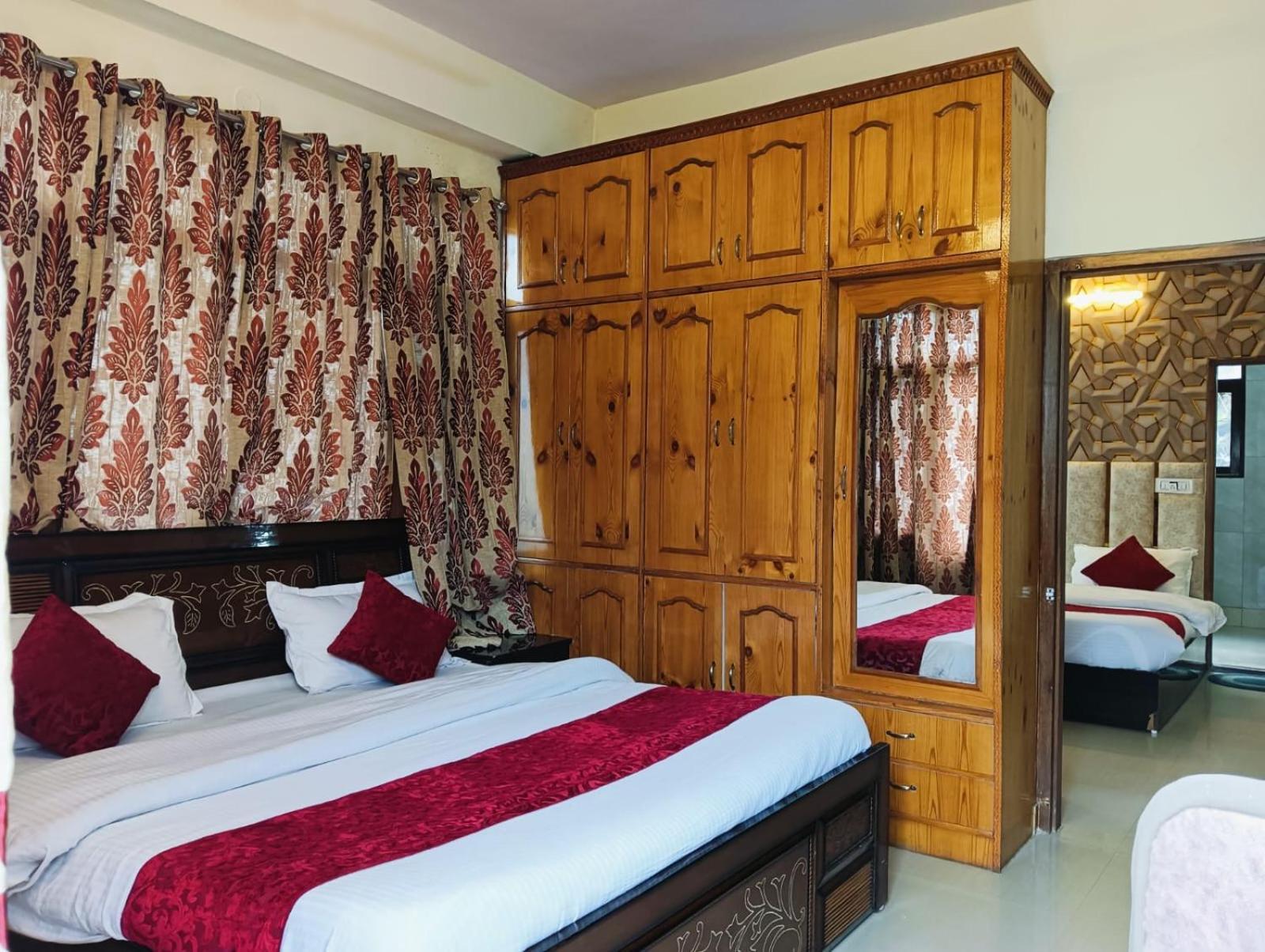 Aston Hills - Luxury Comfort !! Travellers Delight !! Budget Friendly !! Prime Location !! Guest Favourite 4*
