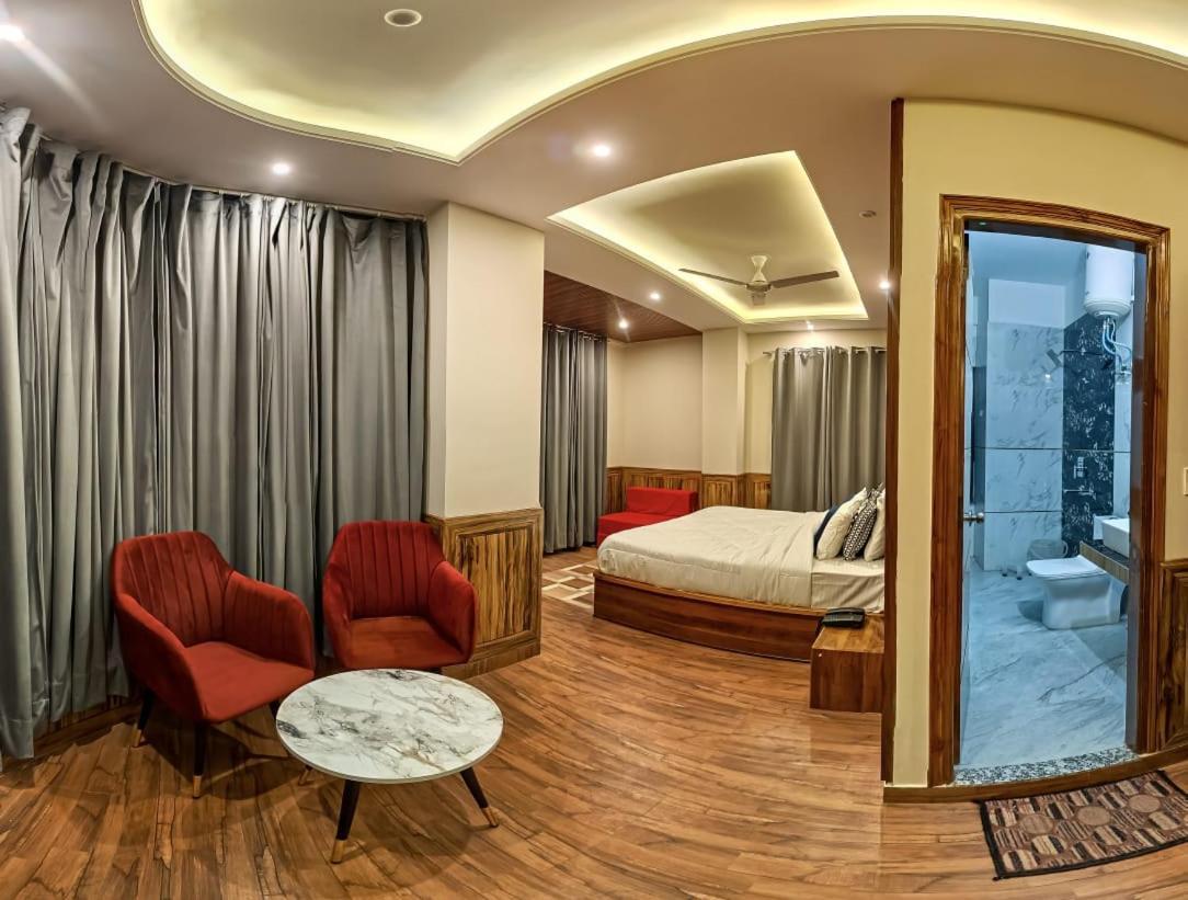 Divine Hill Hotel