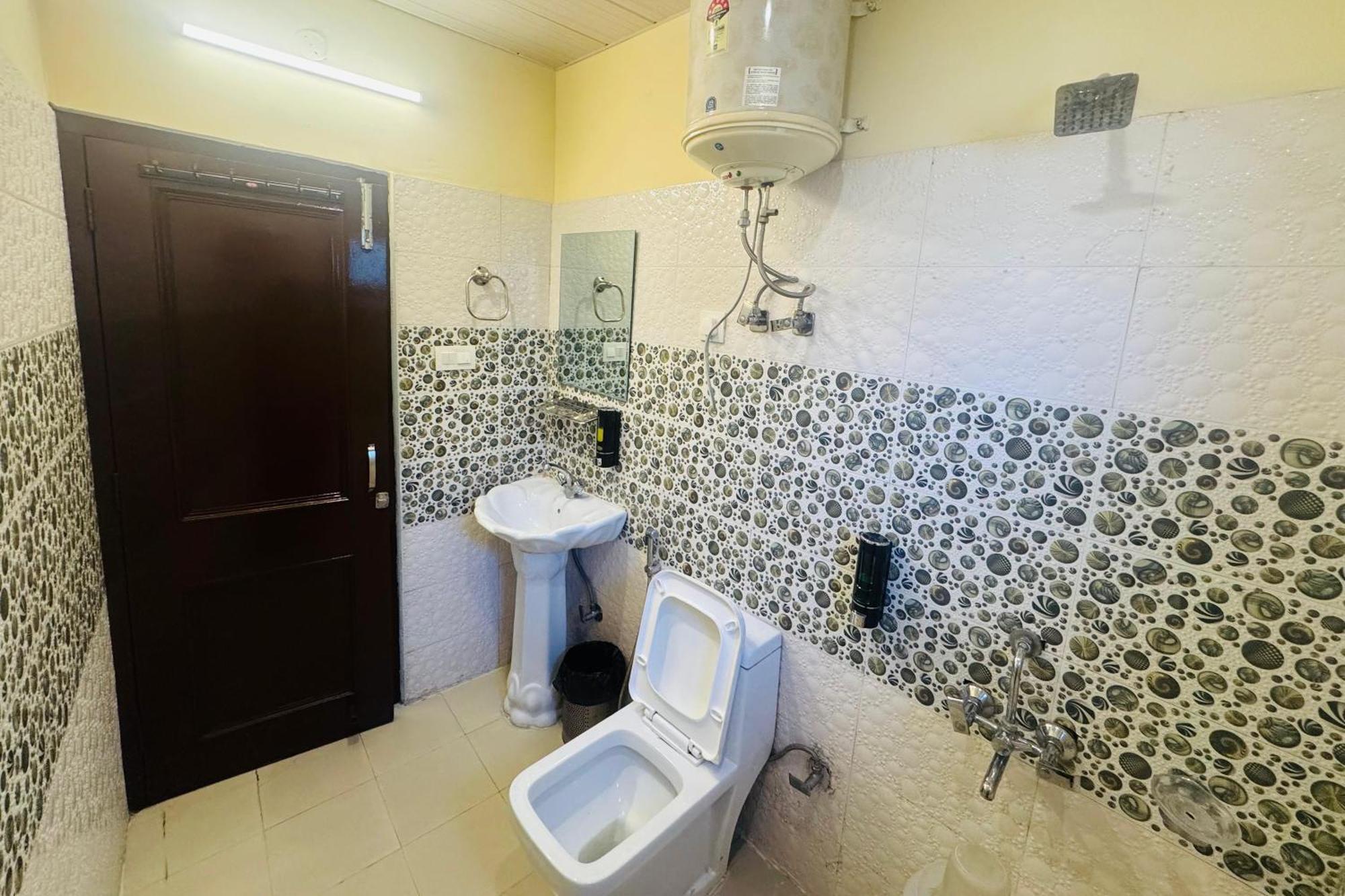 Hotel The Royal Vista 2*