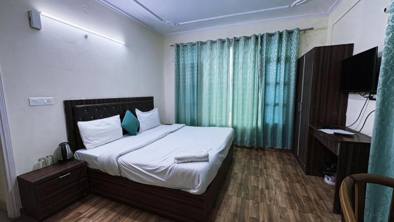 Royal Ace !! Mountain View Rooms!! Private Balcony!! * Shimla