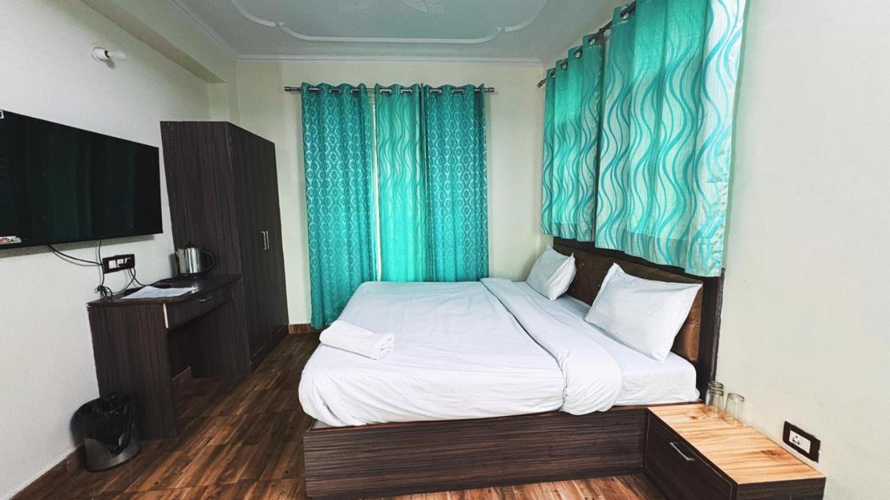 Royal Ace !! Mountain View Rooms!! Private Balcony!! Hotel *