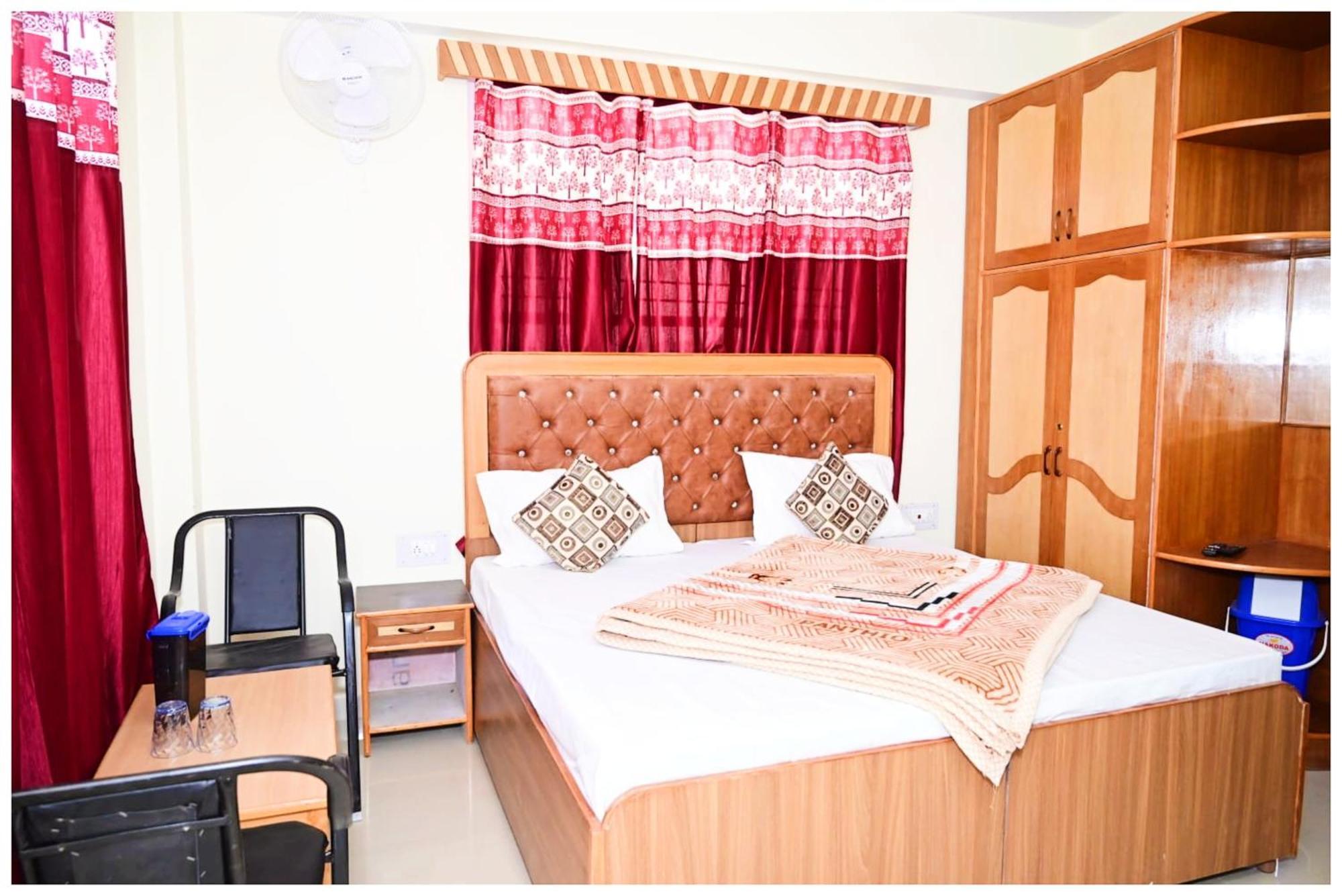 K R I S H N A B - B Near Mall Road And Temple Hotel 4*