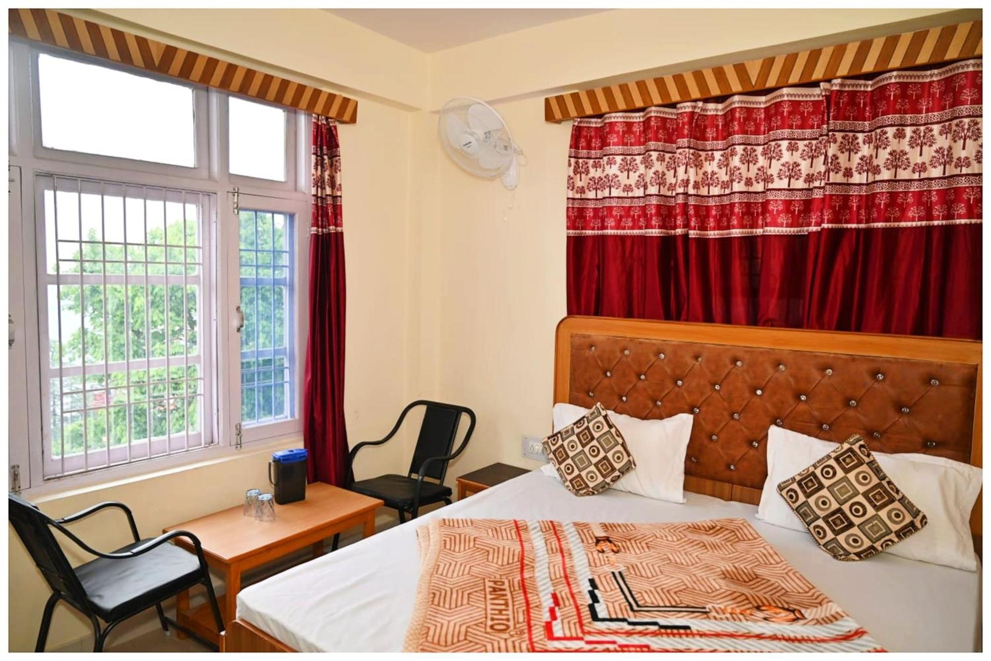 Hotel K R I S H N A B - B Near Mall Road And Temple 4*
