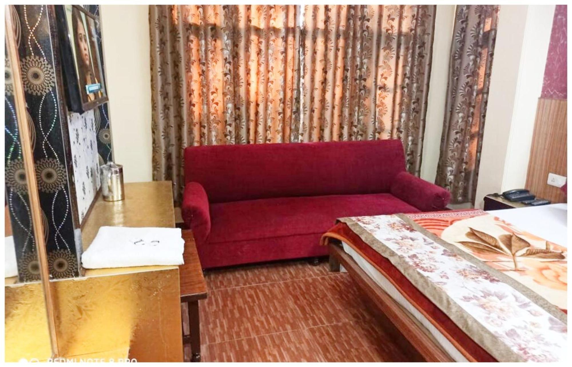 H G N Near Park And Temple Hotel 4*