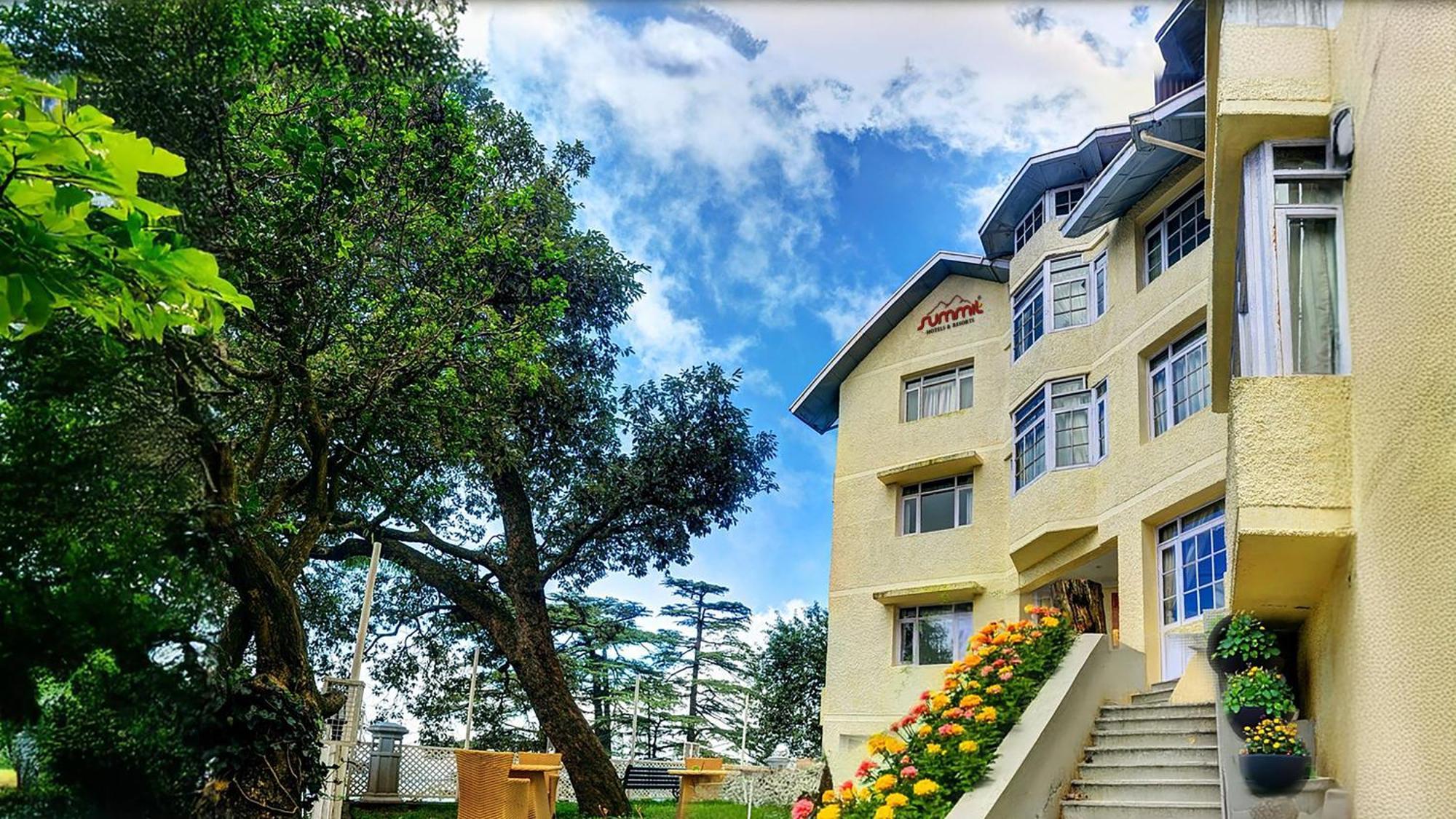 Summit Le Royale Hotel, Hotel
