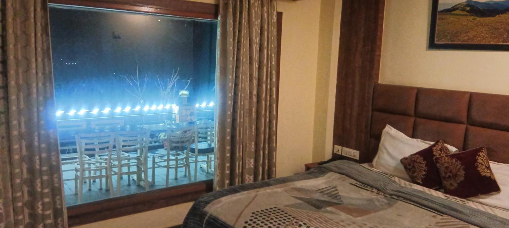 Hotel Summer Lead *