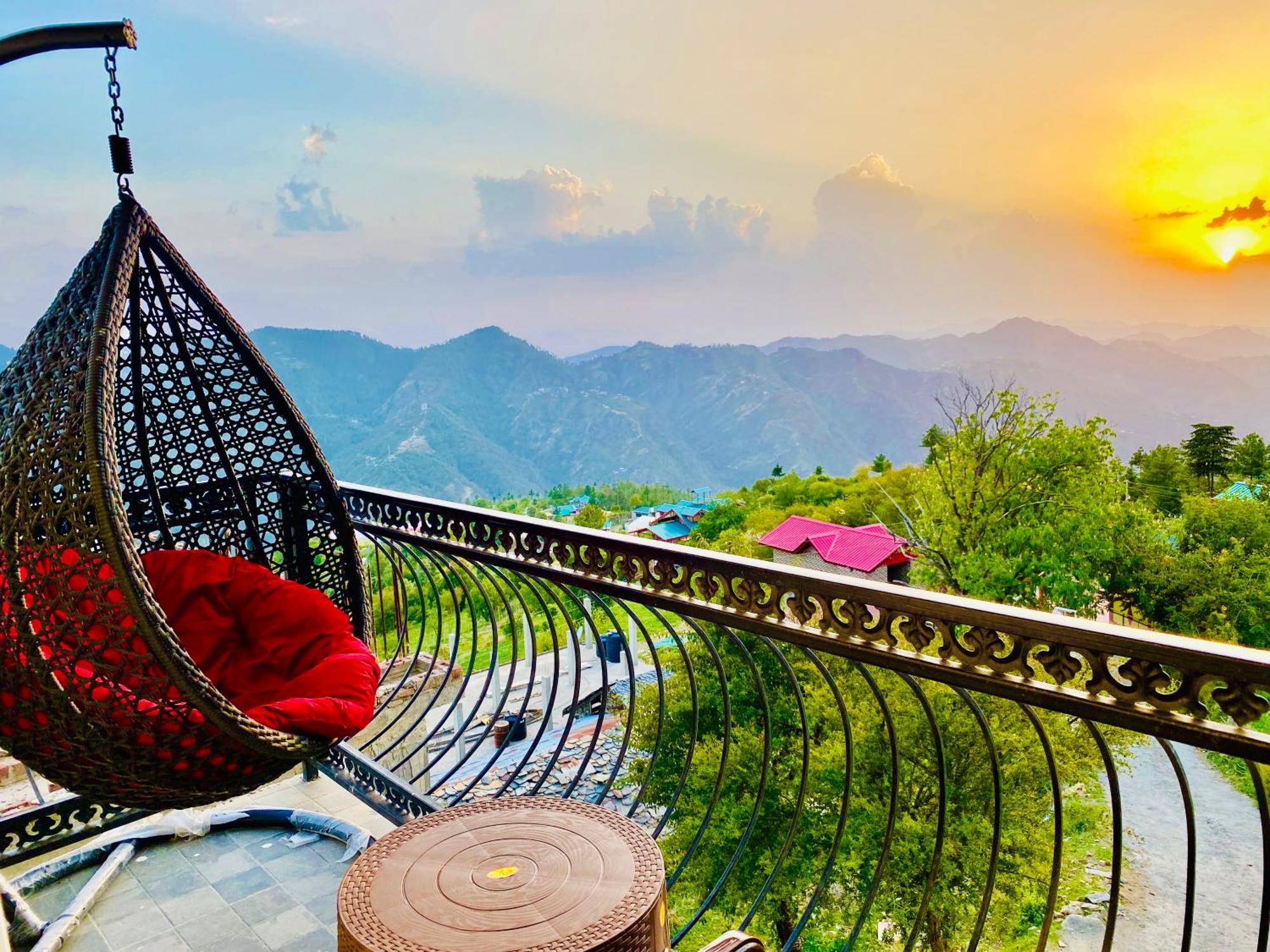Royal Ace !! Mountain View Rooms!! Private Balcony!! Shimla