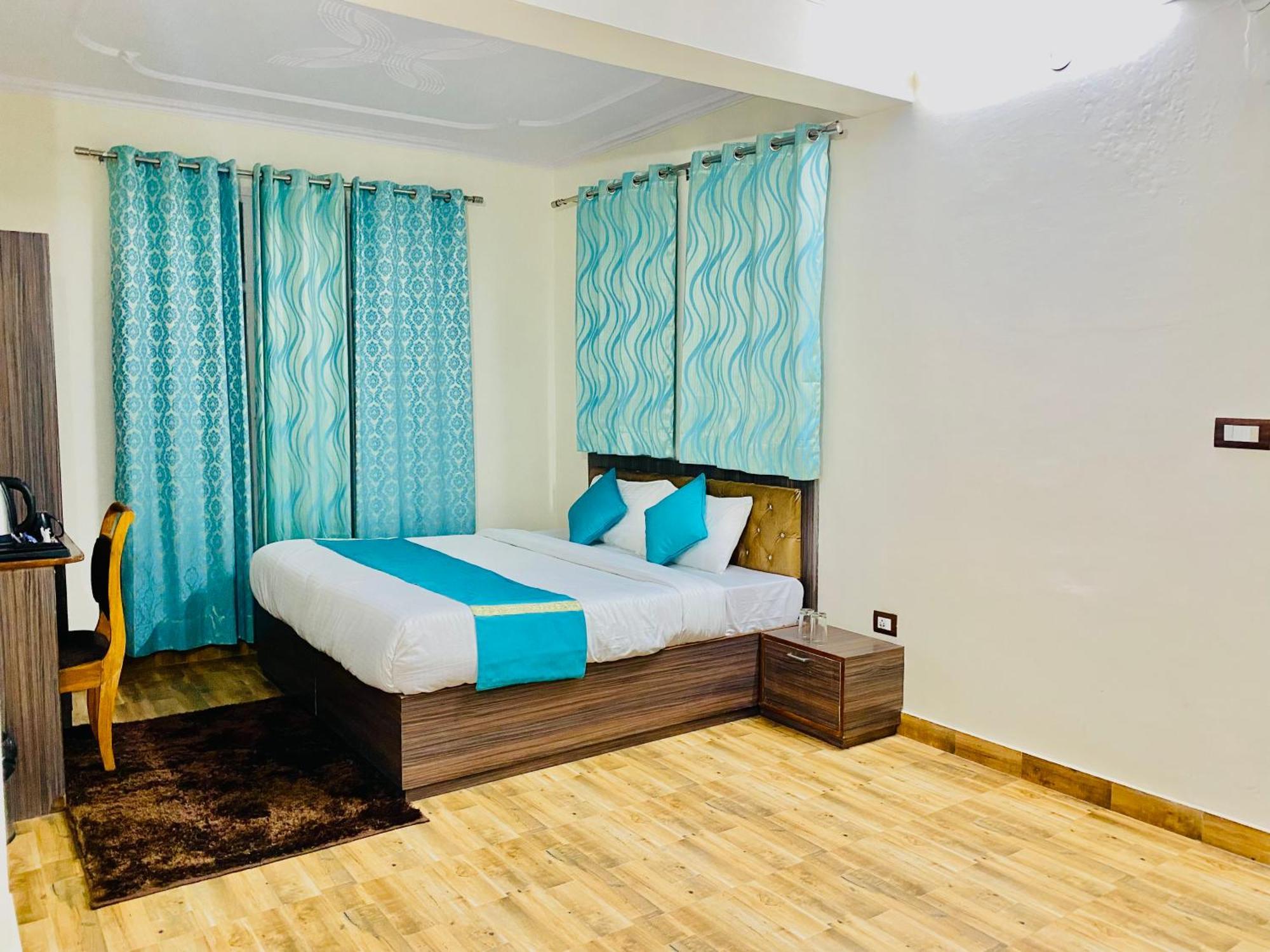 Hotel Royal Ace !! Mountain View Rooms!! Private Balcony!!