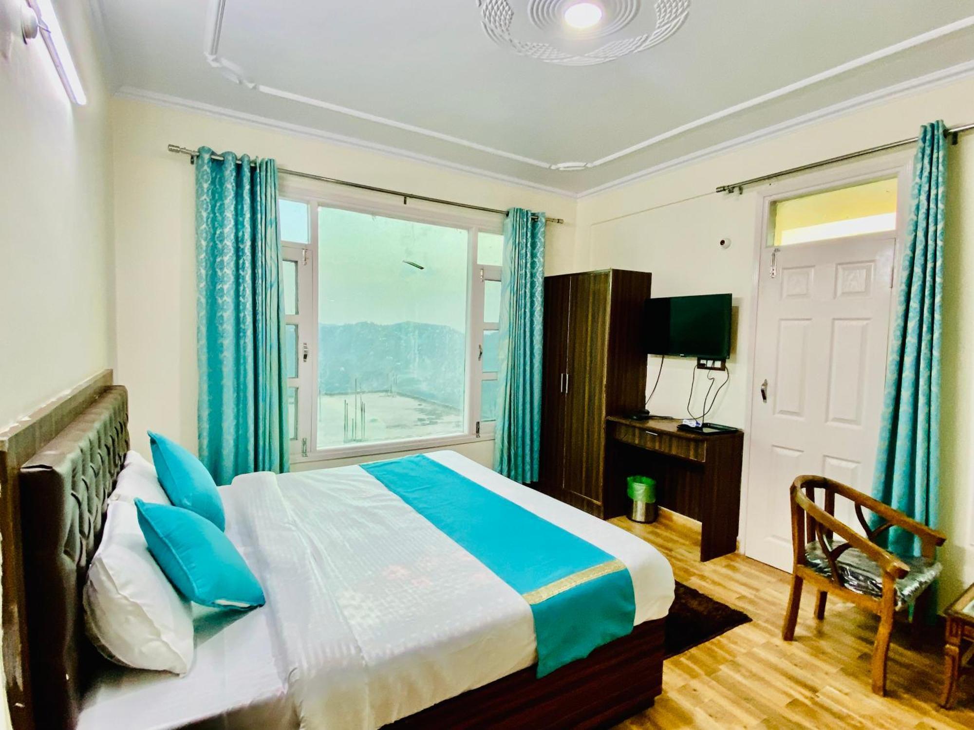 Royal Ace !! Mountain View Rooms!! Private Balcony!! Shimla