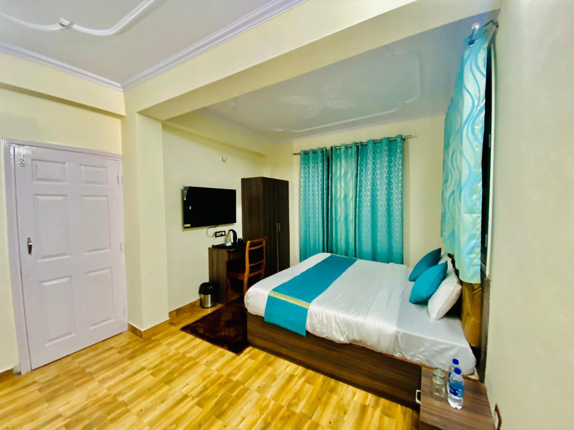 Hotel Royal Ace !! Mountain View Rooms!! Private Balcony!! *
