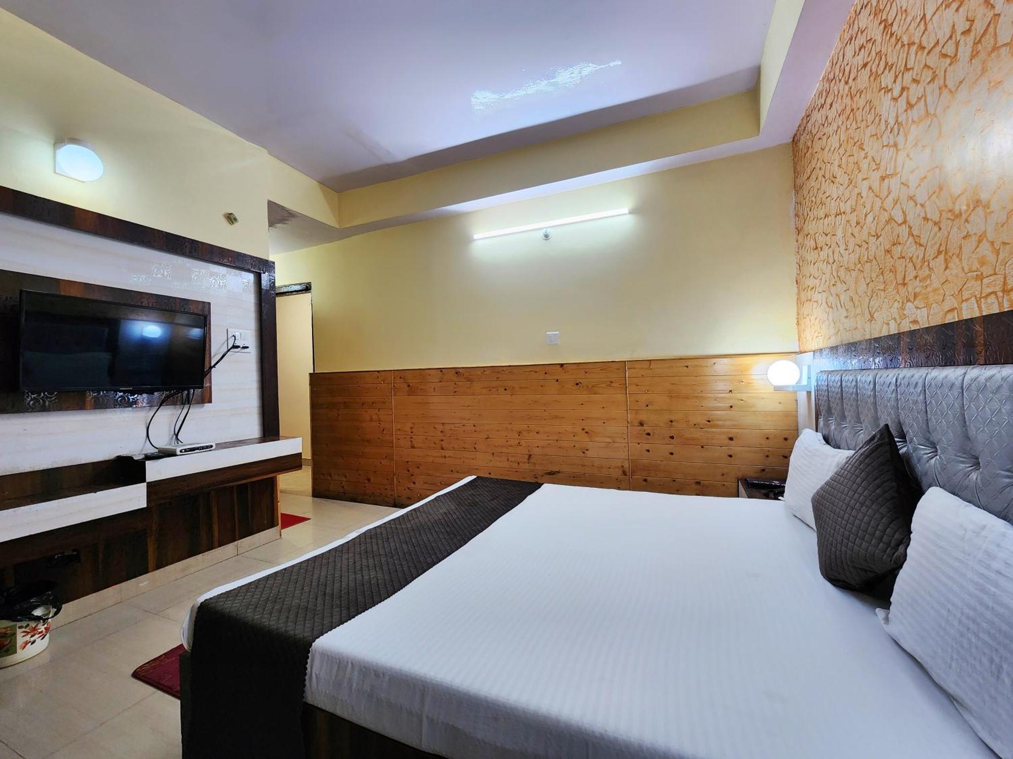 Taj Palace By Kalra Hospitality Near Mall Road Hotel