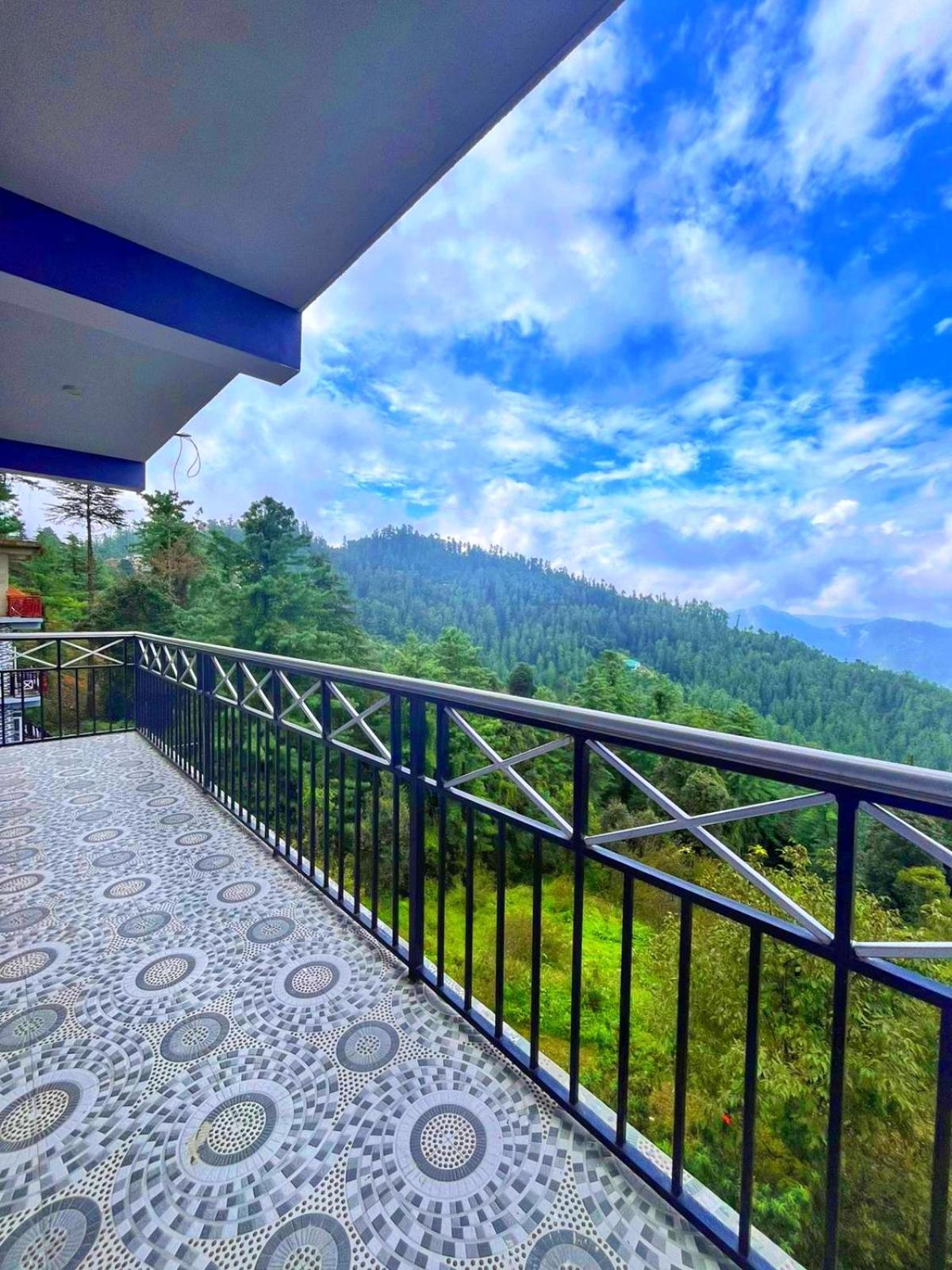 Baldeyan Breeze Family With Balcony View * Shimla