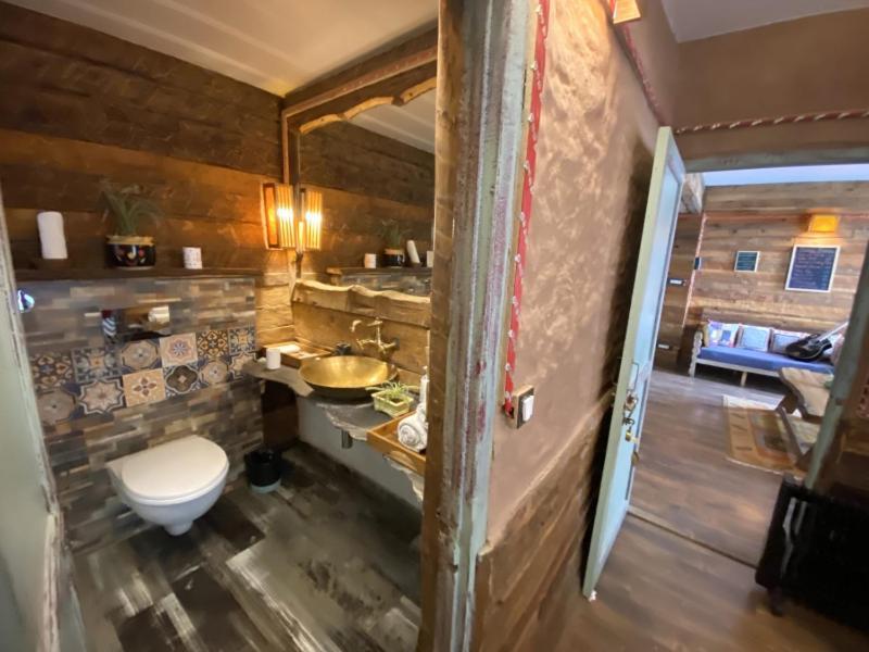 Meenabagh Homes Hotel