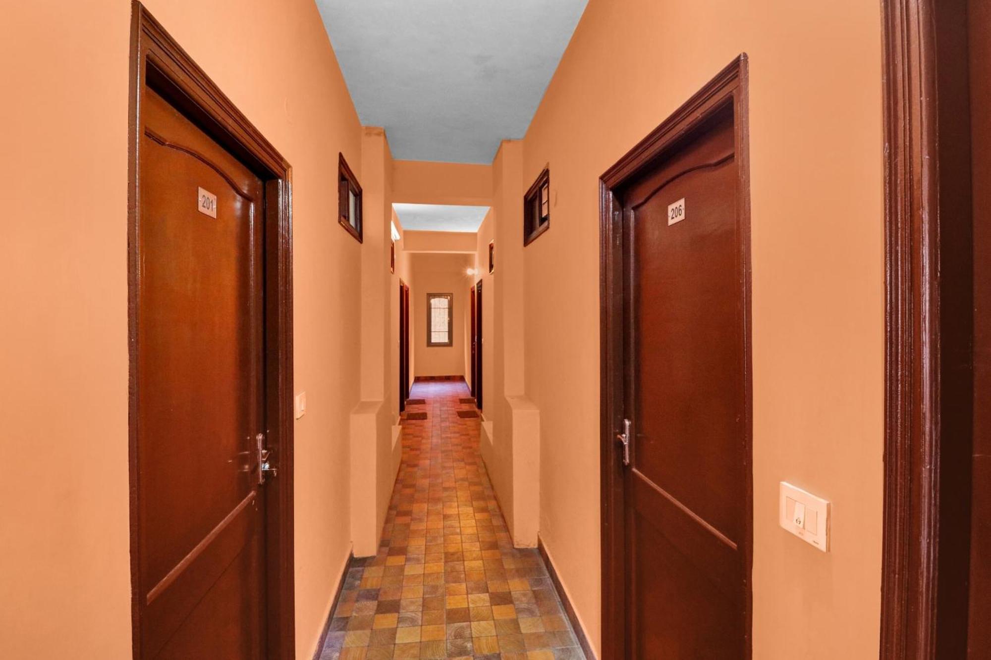 Hotel O New Shushant Regency 4*