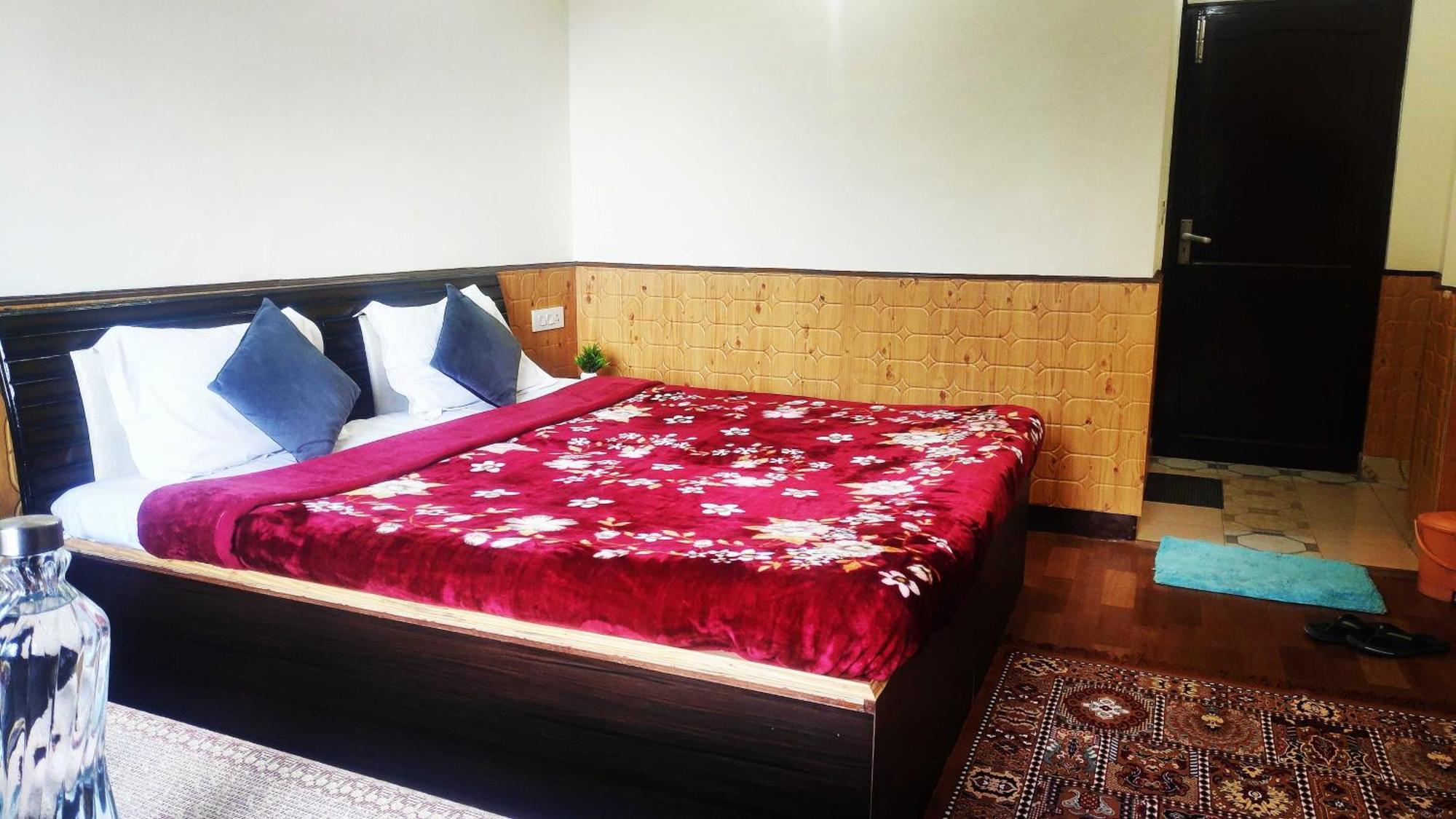 Hotel O New Shushant Regency 4*