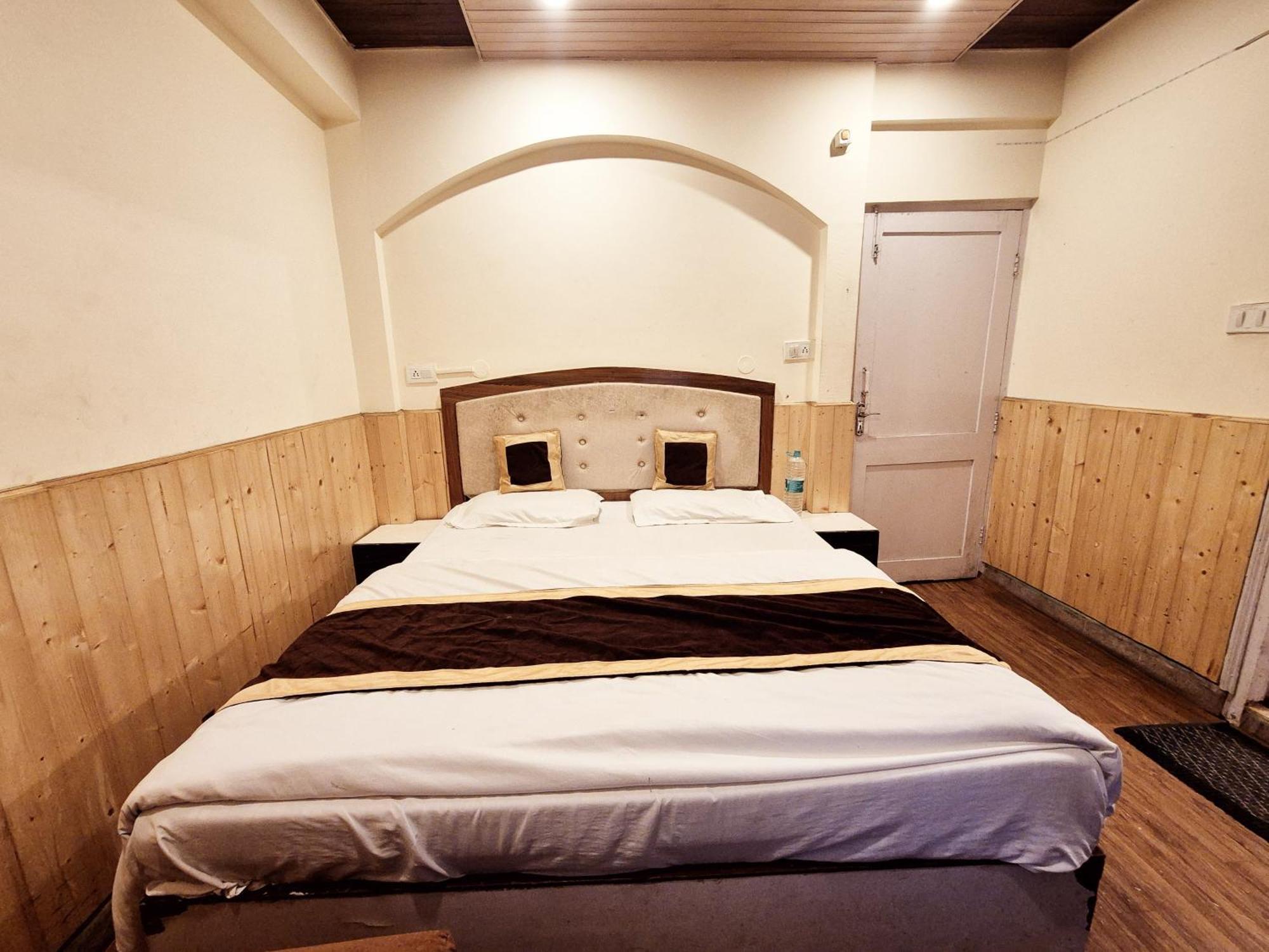 Shorya Family The Mall Bed & Breakfast