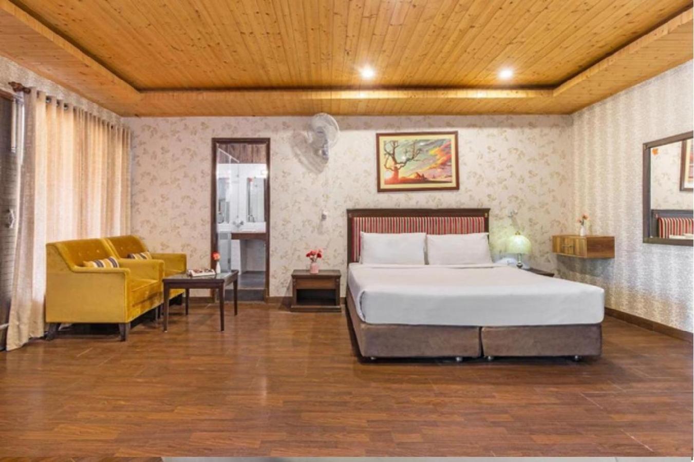 Resort Maple Chail