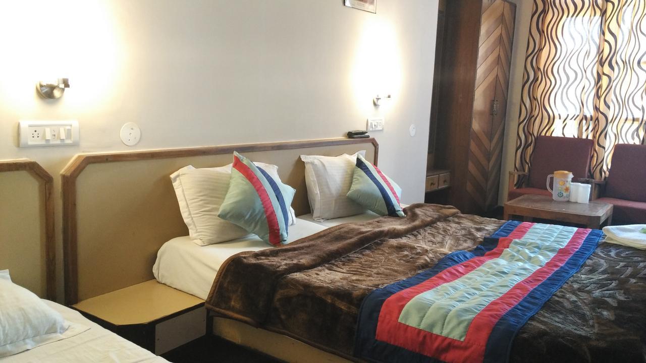 Diplomat Hotel *