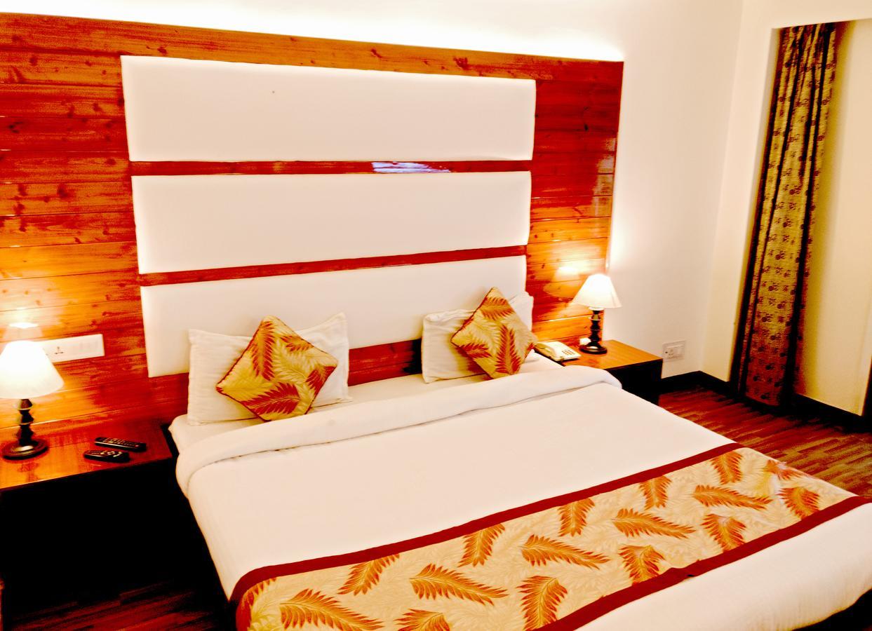 Royal Jardin Whistling Pines