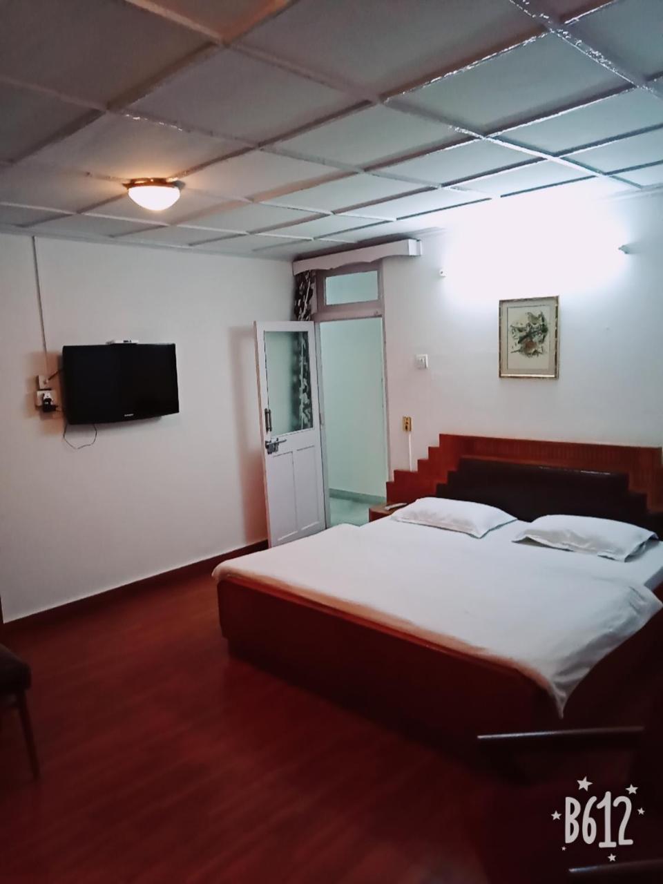 Hotel White *
