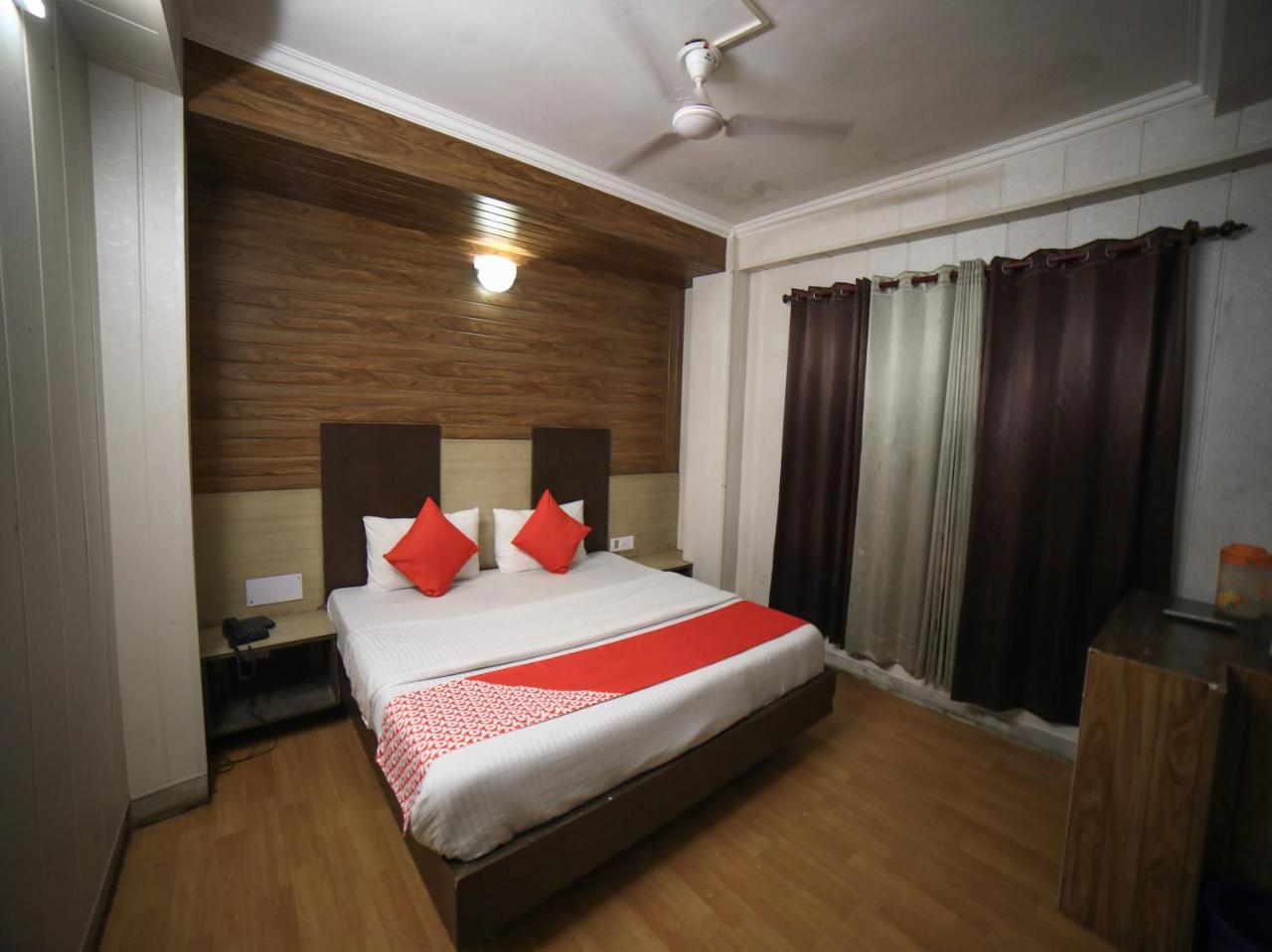 Hotel Oyo 16801 Paradise Regency 3*