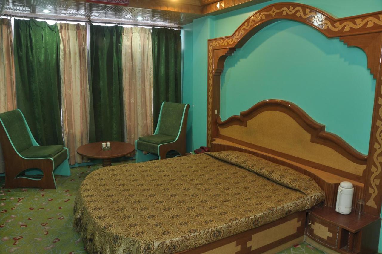Hotel Cosmos