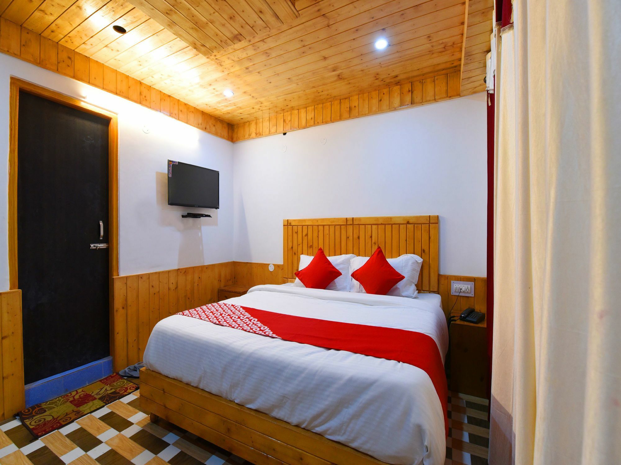 Oyo 14202 Rajinder Regency 3*