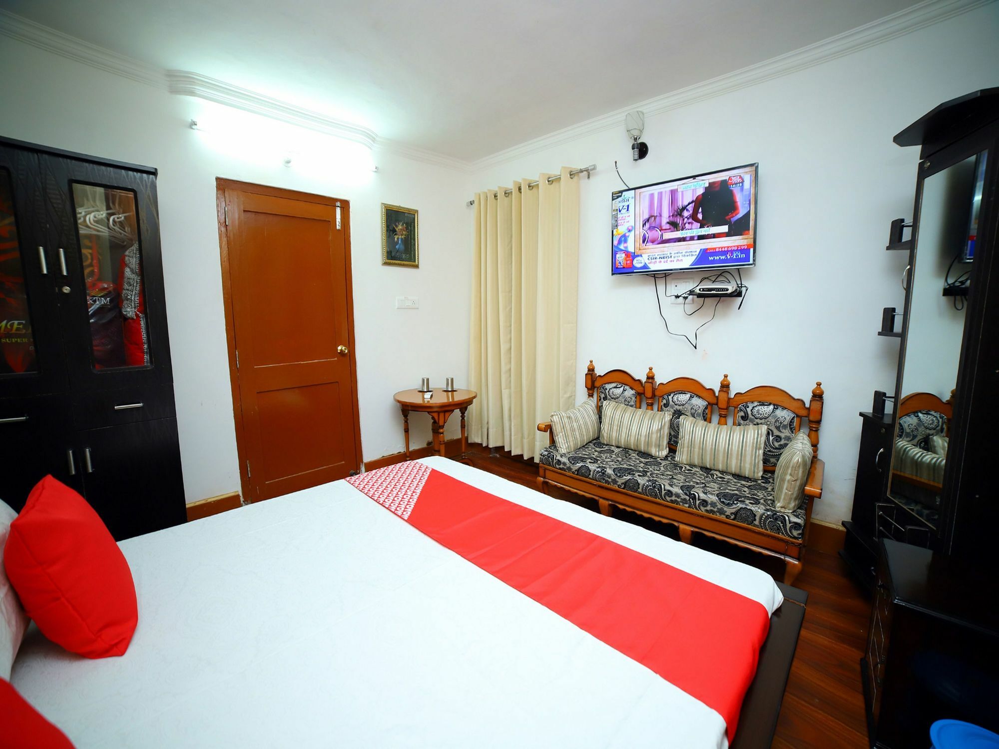 Oyo 12794 Luxurious 1bhk Boileauganj *