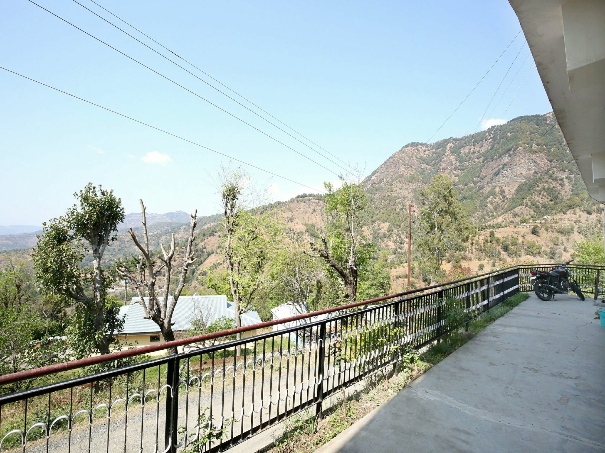 Oyo 12795 Down Hill Shoghi Apartment